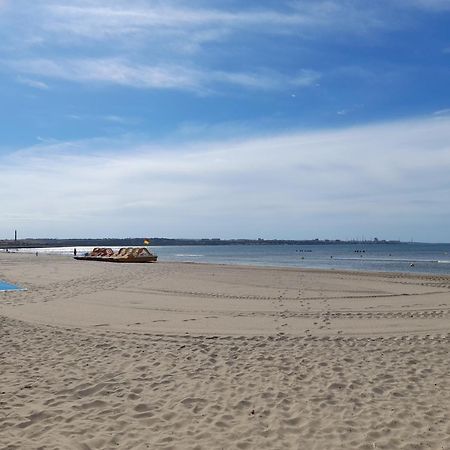 Hotel Restaurant Calypso, à 10 m de la plage Fos-sur-Mer Esterno foto
