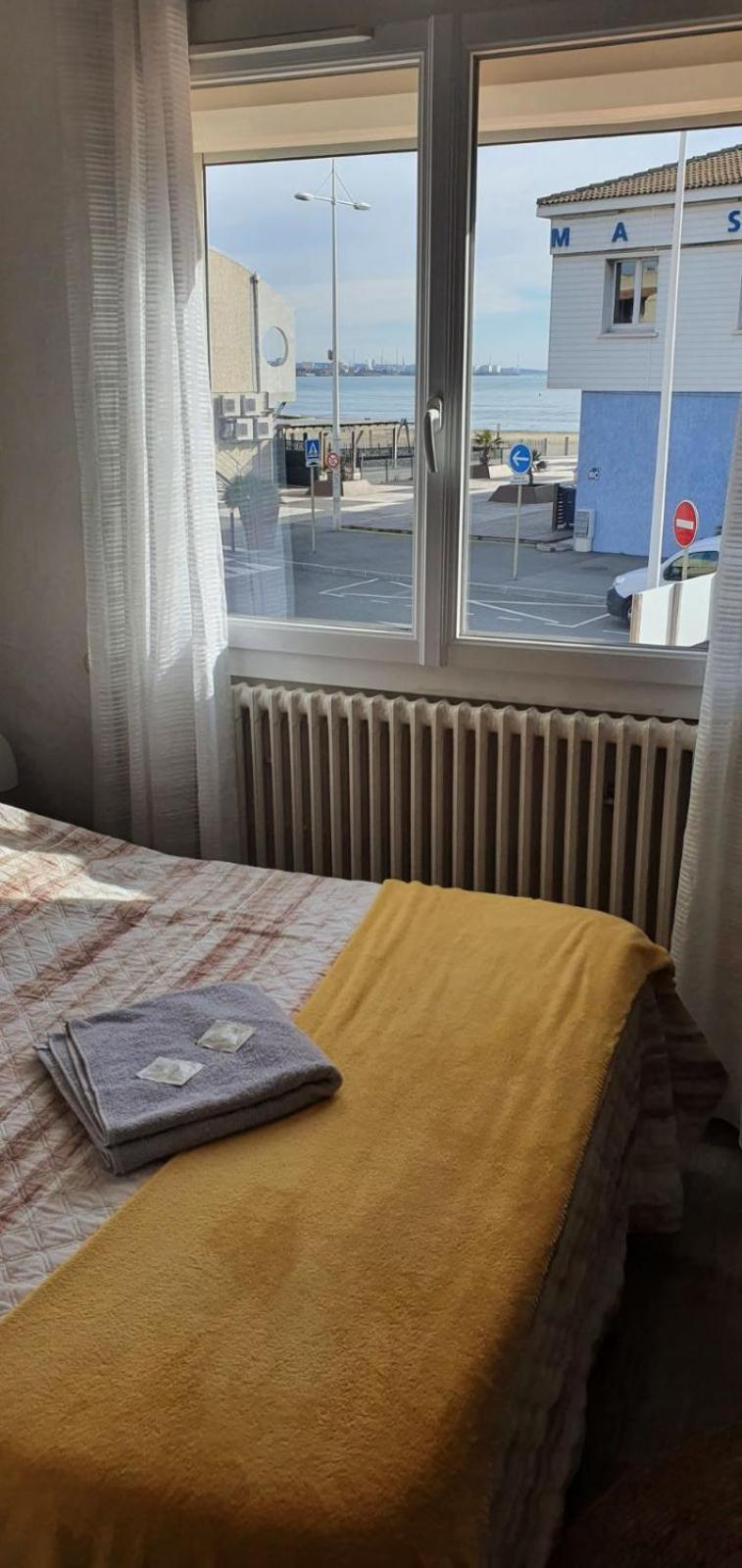 Hotel Restaurant Calypso, à 10 m de la plage Fos-sur-Mer Esterno foto