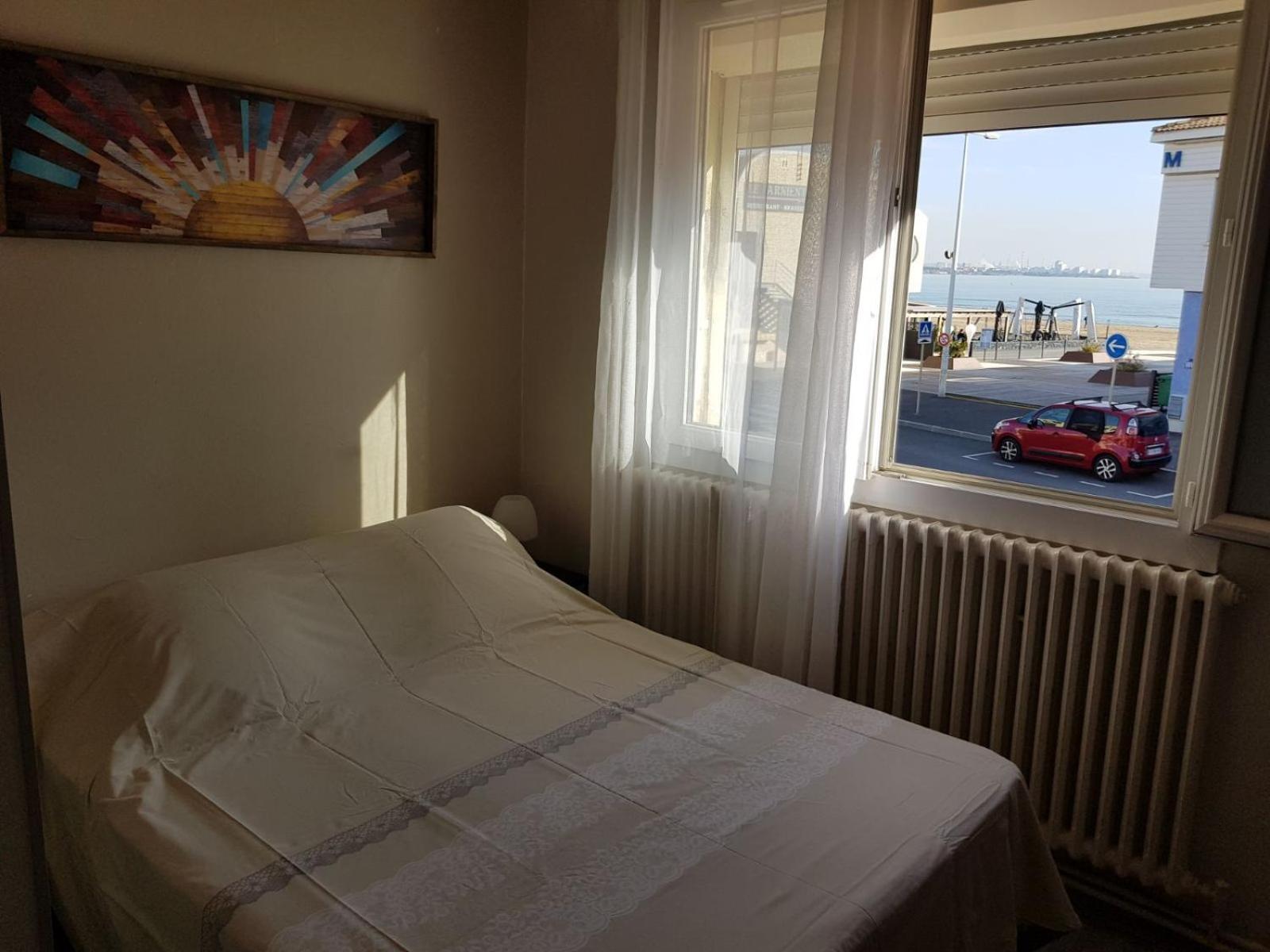 Hotel Restaurant Calypso, à 10 m de la plage Fos-sur-Mer Esterno foto