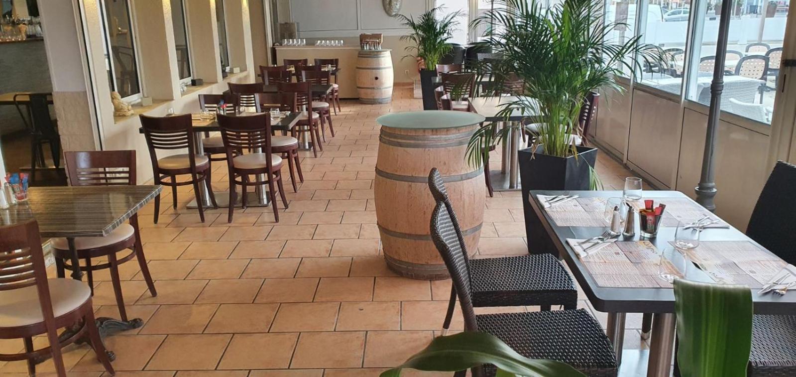 Hotel Restaurant Calypso, à 10 m de la plage Fos-sur-Mer Esterno foto