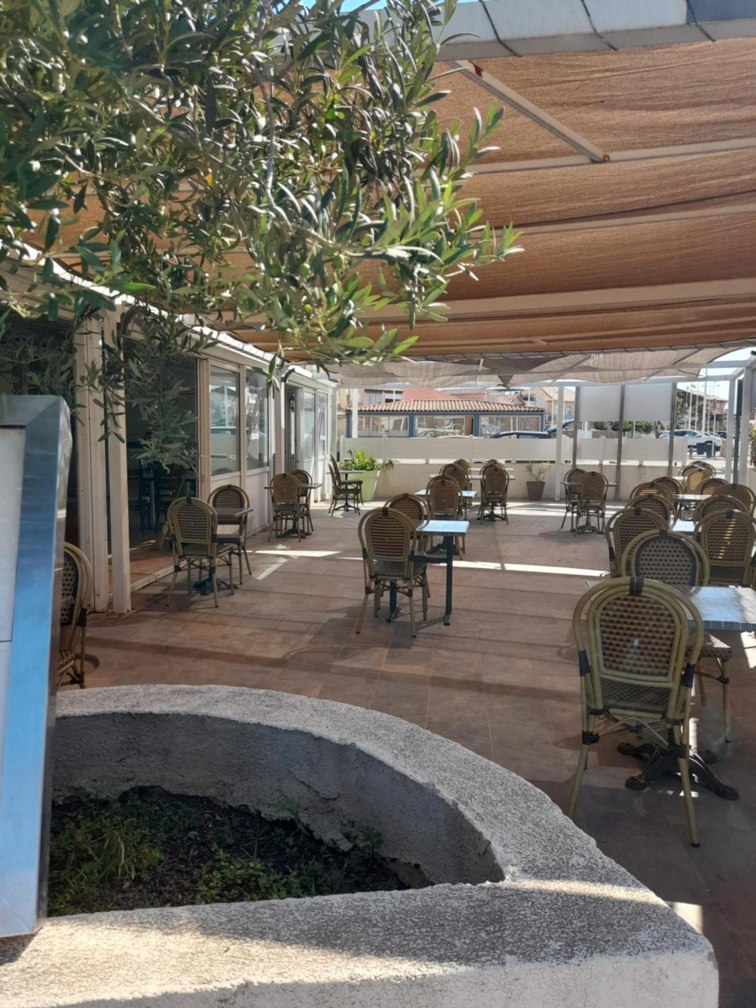 Hotel Restaurant Calypso, à 10 m de la plage Fos-sur-Mer Esterno foto