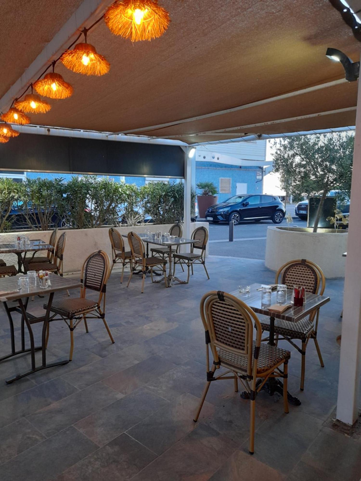 Hotel Restaurant Calypso, à 10 m de la plage Fos-sur-Mer Esterno foto