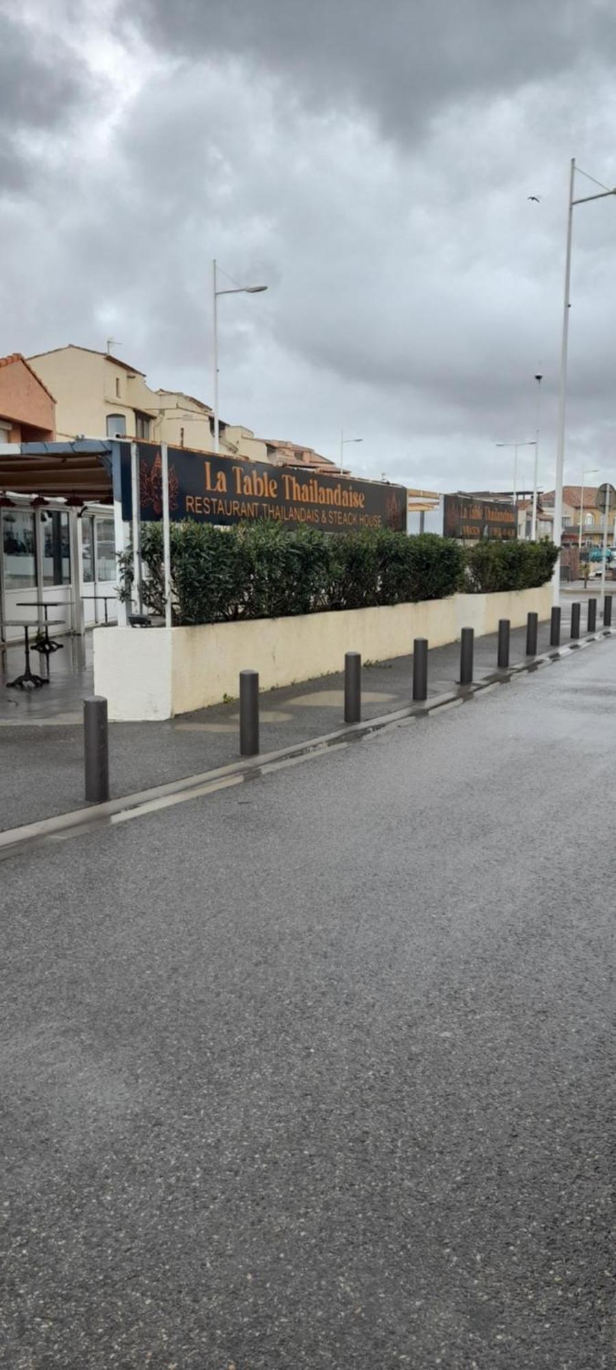 Hotel Restaurant Calypso, à 10 m de la plage Fos-sur-Mer Esterno foto