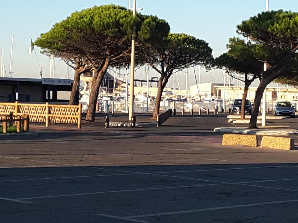 Hotel Restaurant Calypso, à 10 m de la plage Fos-sur-Mer Esterno foto