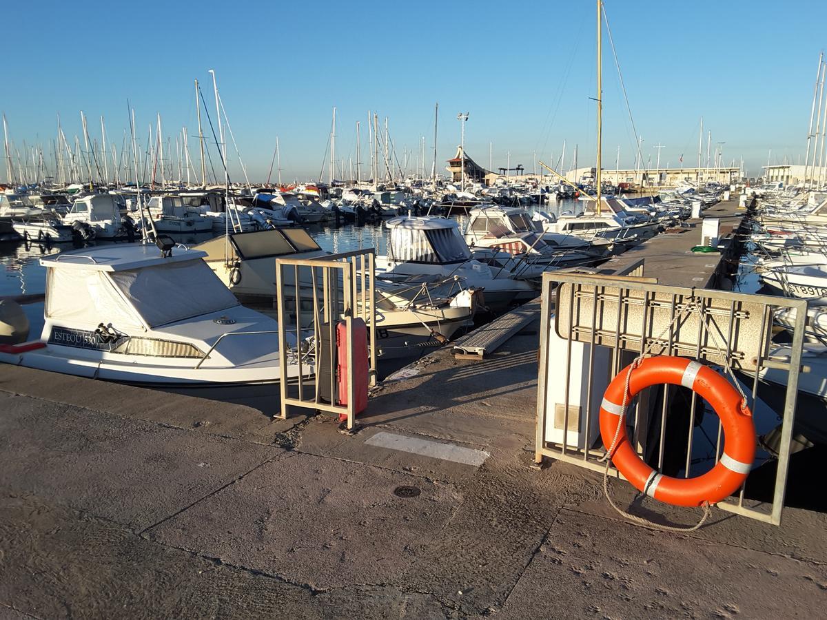 Hotel Restaurant Calypso, à 10 m de la plage Fos-sur-Mer Esterno foto