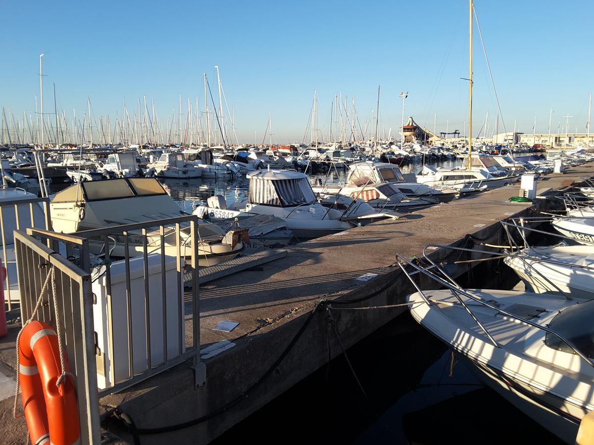Hotel Restaurant Calypso, à 10 m de la plage Fos-sur-Mer Esterno foto