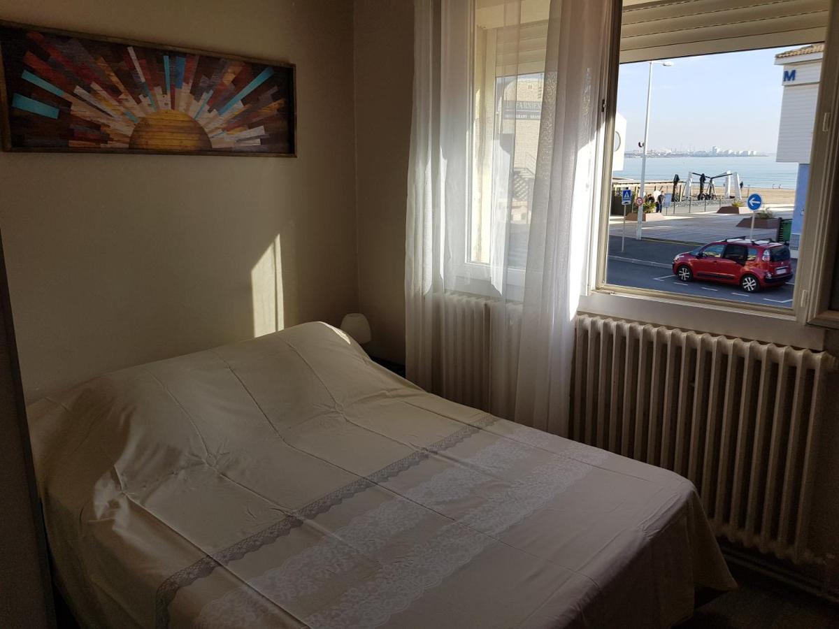 Hotel Restaurant Calypso, à 10 m de la plage Fos-sur-Mer Esterno foto