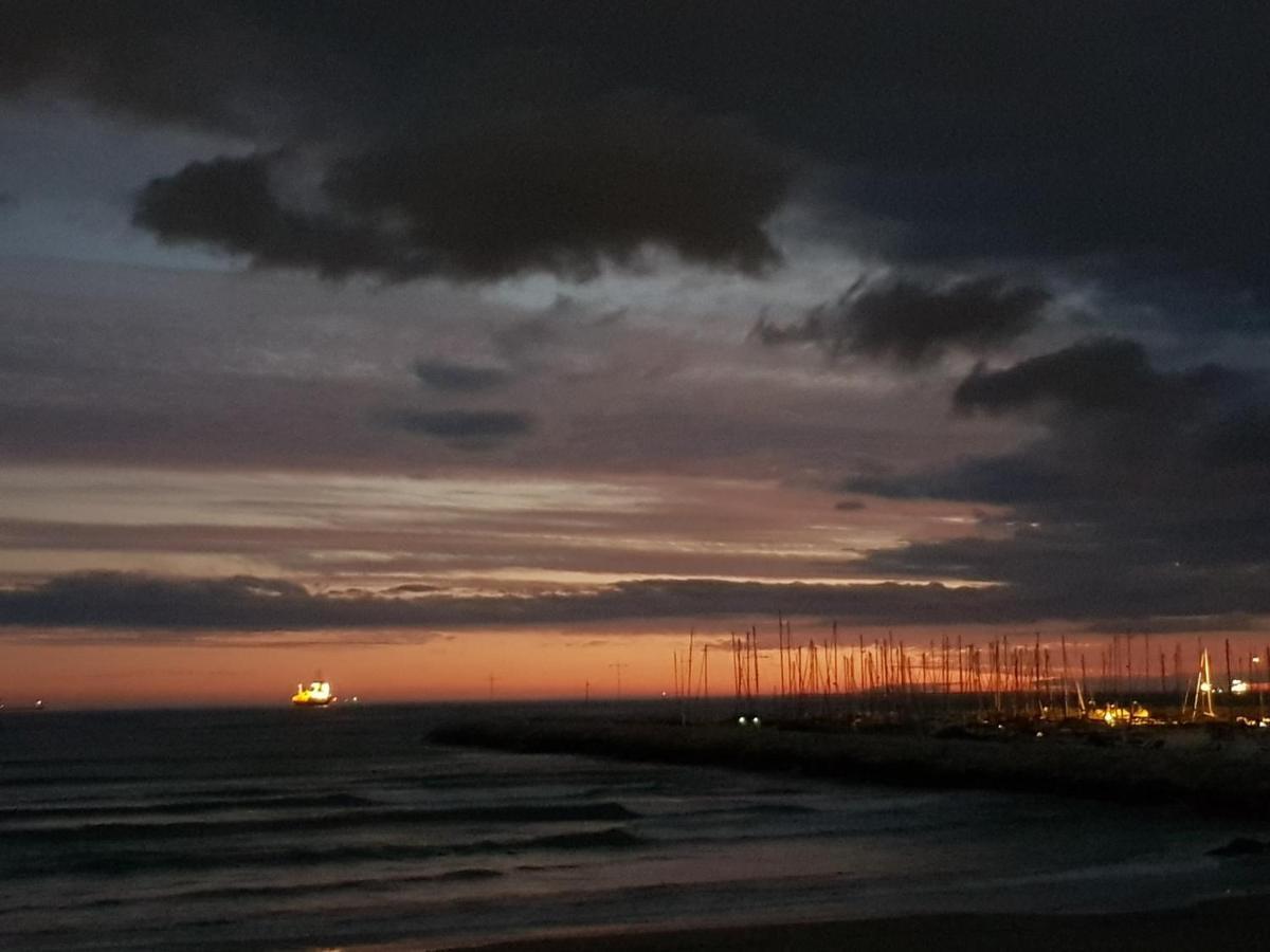 Hotel Restaurant Calypso, à 10 m de la plage Fos-sur-Mer Esterno foto